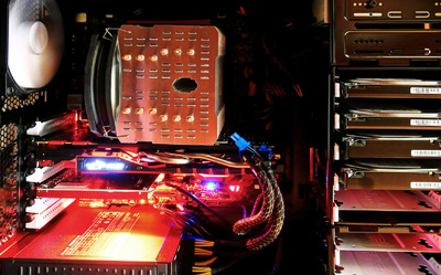 wnętrze sprzętu komputerowego oświetlone czerwonym światłem