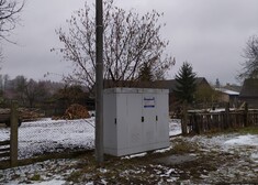 Szafa elektryczna stojąca w polu