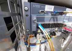 patchcord operatora wpięty do portu w routerze SSPW na potrzeby transmisji danych