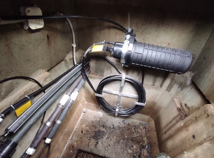 Złącze kablowe (mufa), stelaż zapasu kabla, rurociągi w studni kablowej